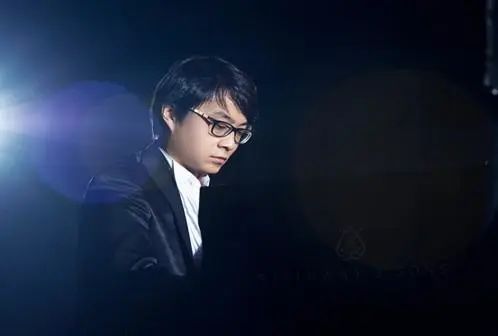 宋思衡的“宅抗疫” | 挑战主播、筹集口罩、闭关作曲，这位取消了20场演出的钢琴家原来这么忙！