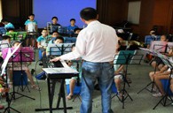 上：缈谌行男⊙l6809永利示范管乐团大师班活动报道 